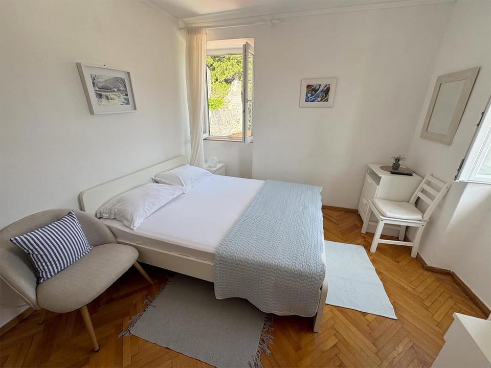 Bed, Living room, Photo of the whole room, Seating area, Bedroom