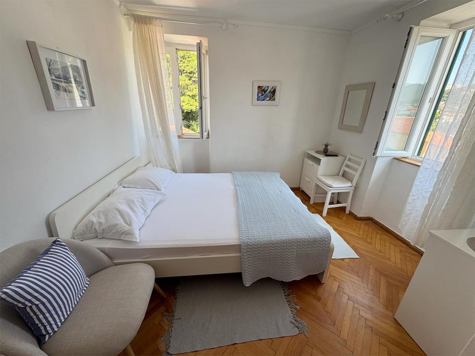 Bed, Photo of the whole room, Seating area, Bedroom