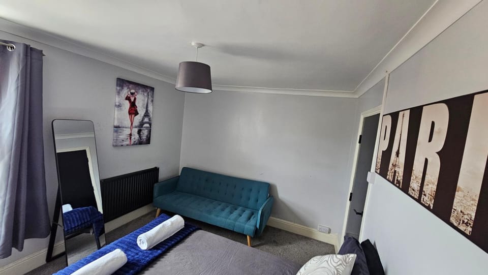 Entire 3 bed house in Gloucester House in Gloucester