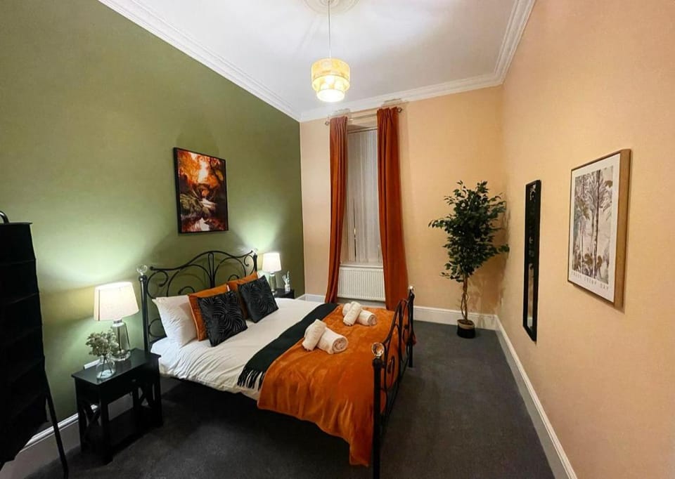 Bed, Photo of the whole room, Bedroom, towels
