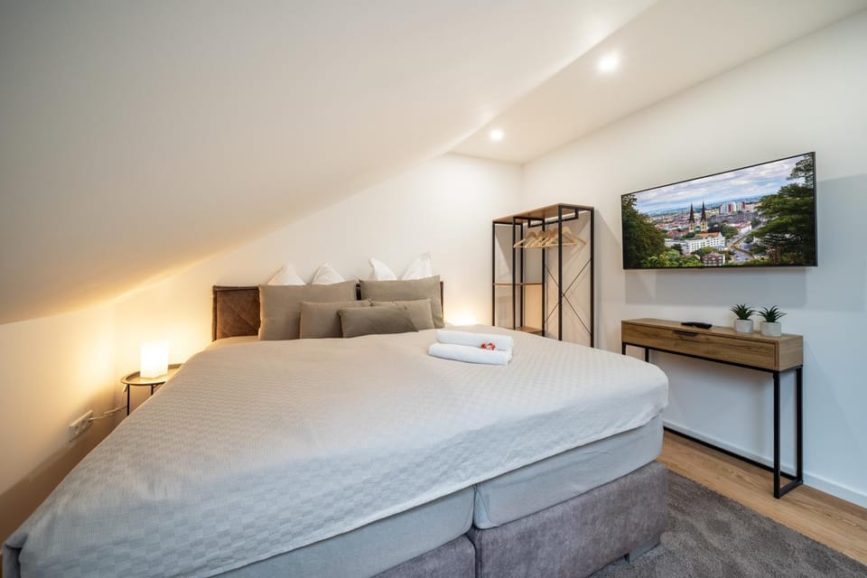 Bed, TV and multimedia, Photo of the whole room, Bedroom