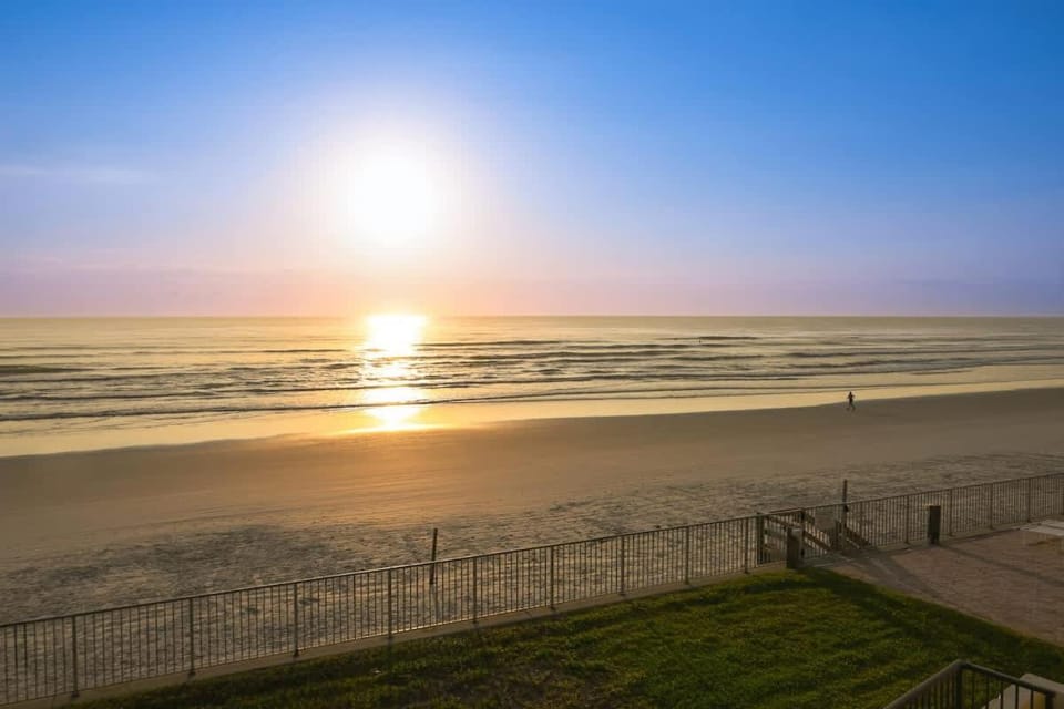 Gorgeous Beach Front Condo Near Flagler Ave - 701 Apartment in New Smyrna Beach