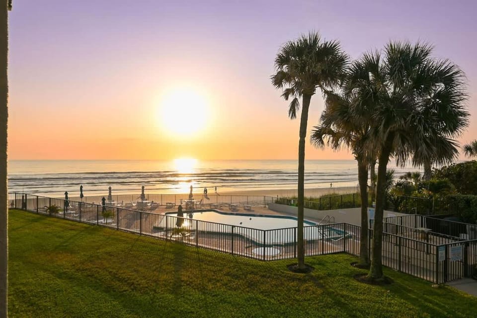 Gorgeous Beach Front Condo Near Flagler Ave - 701 Apartment in New Smyrna Beach