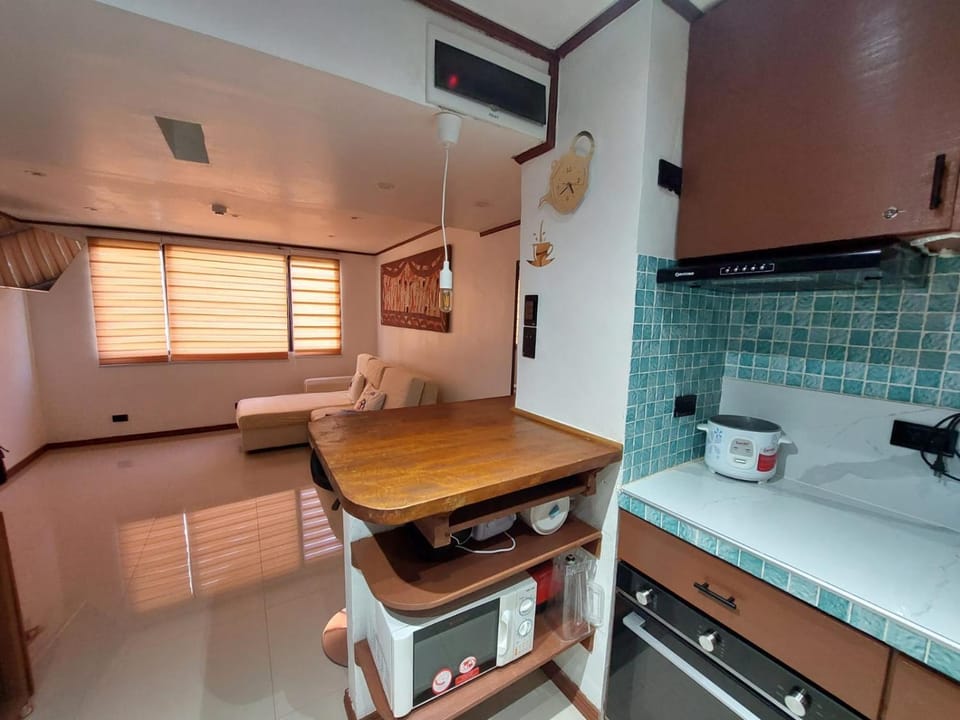 Kitchen or kitchenette, Dining area, minibar