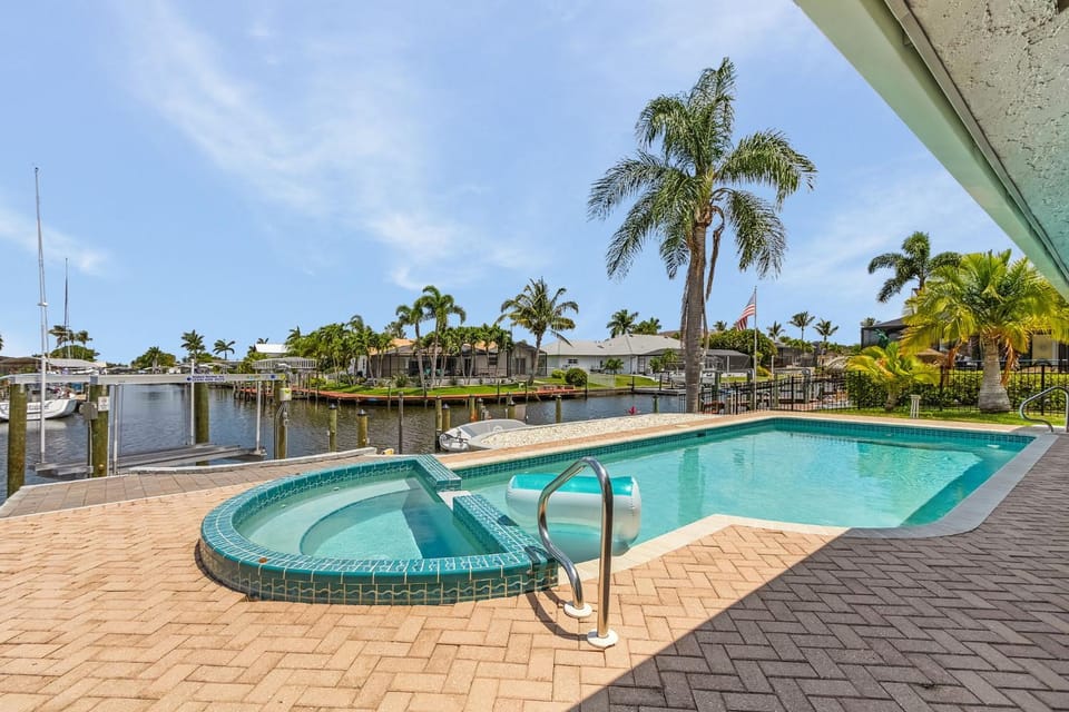 Gulf Access, Beautiful Water Views, Paddle Board, Heated Pool - Villa Manhattan - Roelens House in Cape Coral