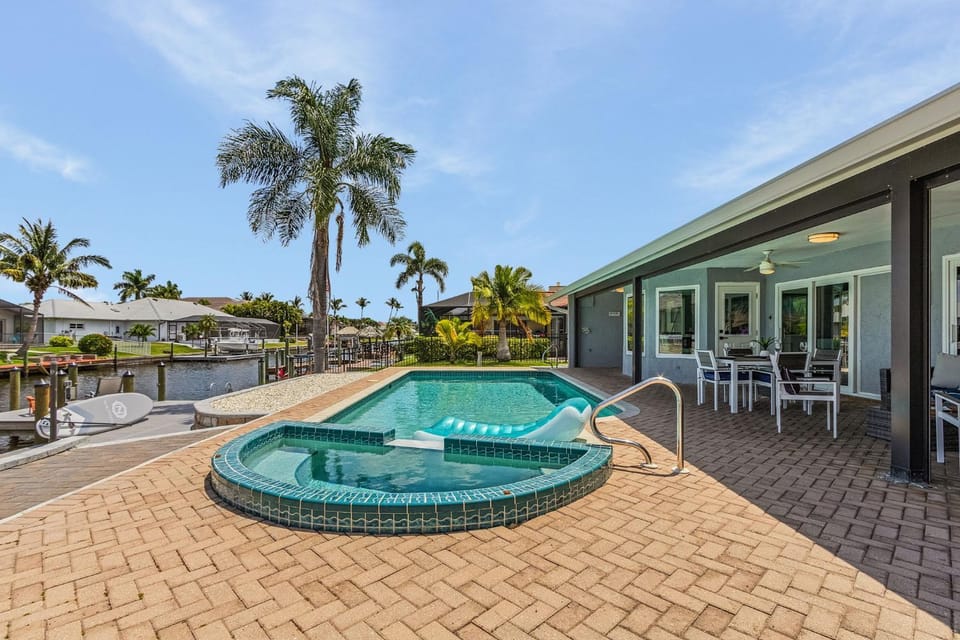 Gulf Access, Beautiful Water Views, Paddle Board, Heated Pool - Villa Manhattan - Roelens House in Cape Coral