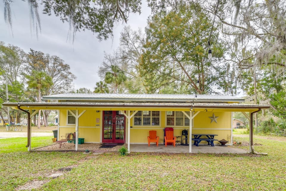5 Mi to Beach: Inglis Studio w/ Patio & Grill! Apartment in Florida