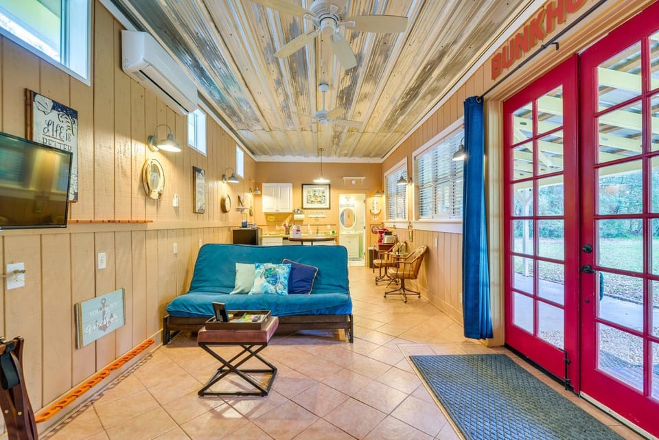 5 Mi to Beach: Inglis Studio w/ Patio & Grill! Apartment in Florida