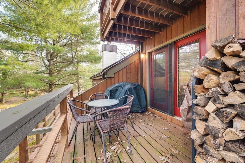 Community Beach Access: Lake Harmony Townhome House in Kidder Township
