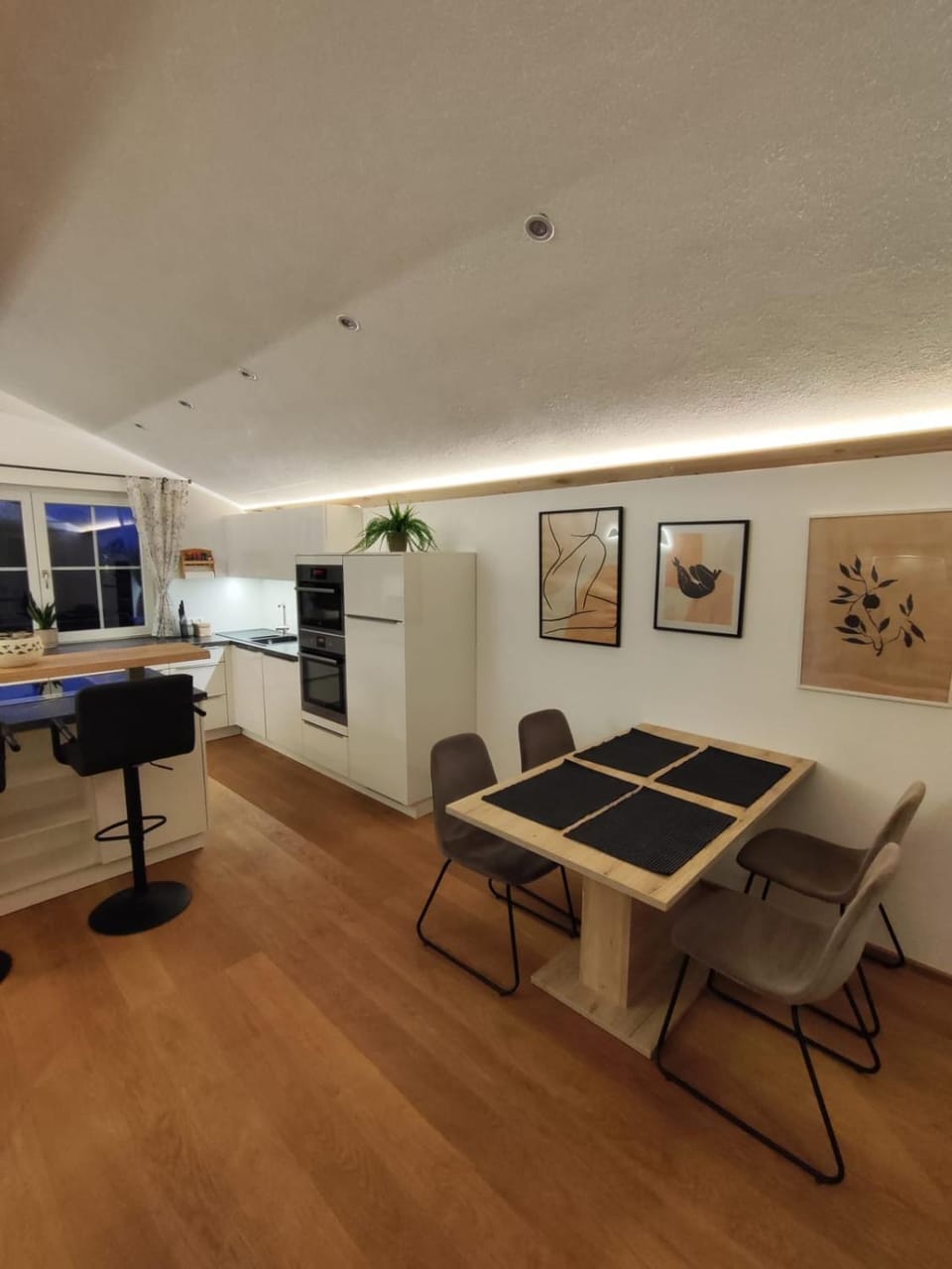 Kitchen or kitchenette, Dining area