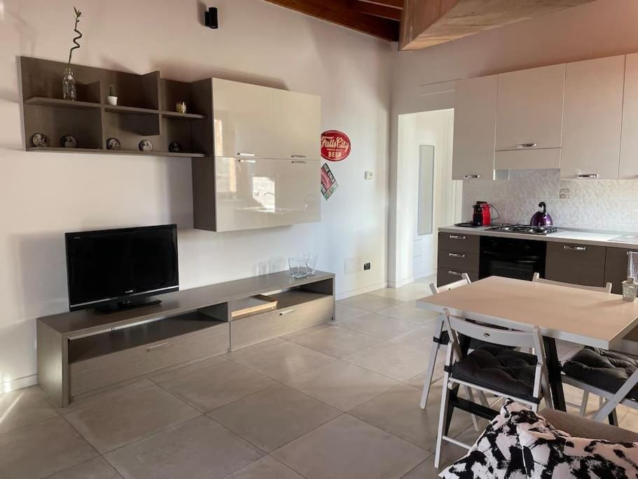 TV and multimedia, Kitchen or kitchenette, Living room, Dining area, stove