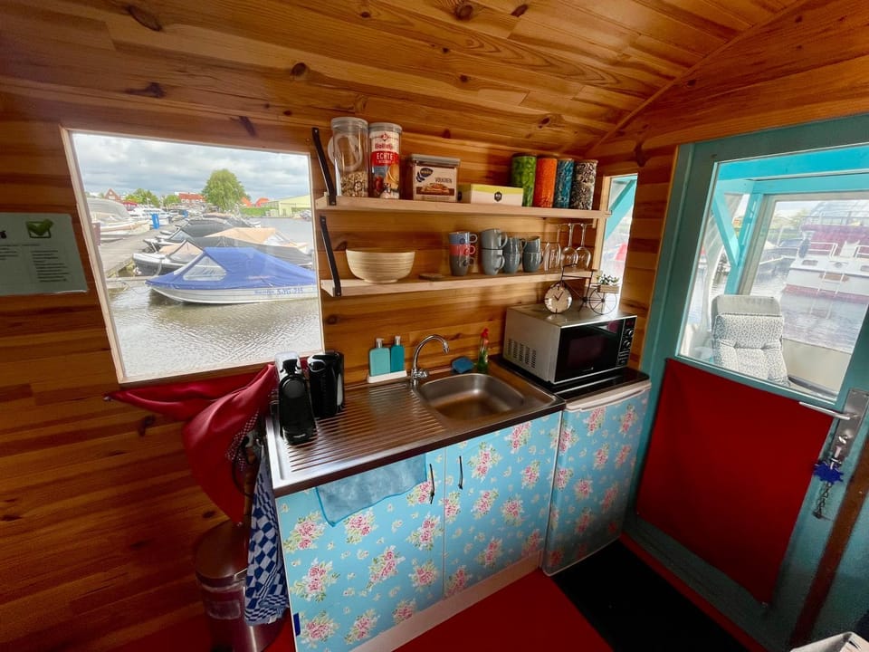 Coffee/tea facilities, Kitchen or kitchenette, microwave