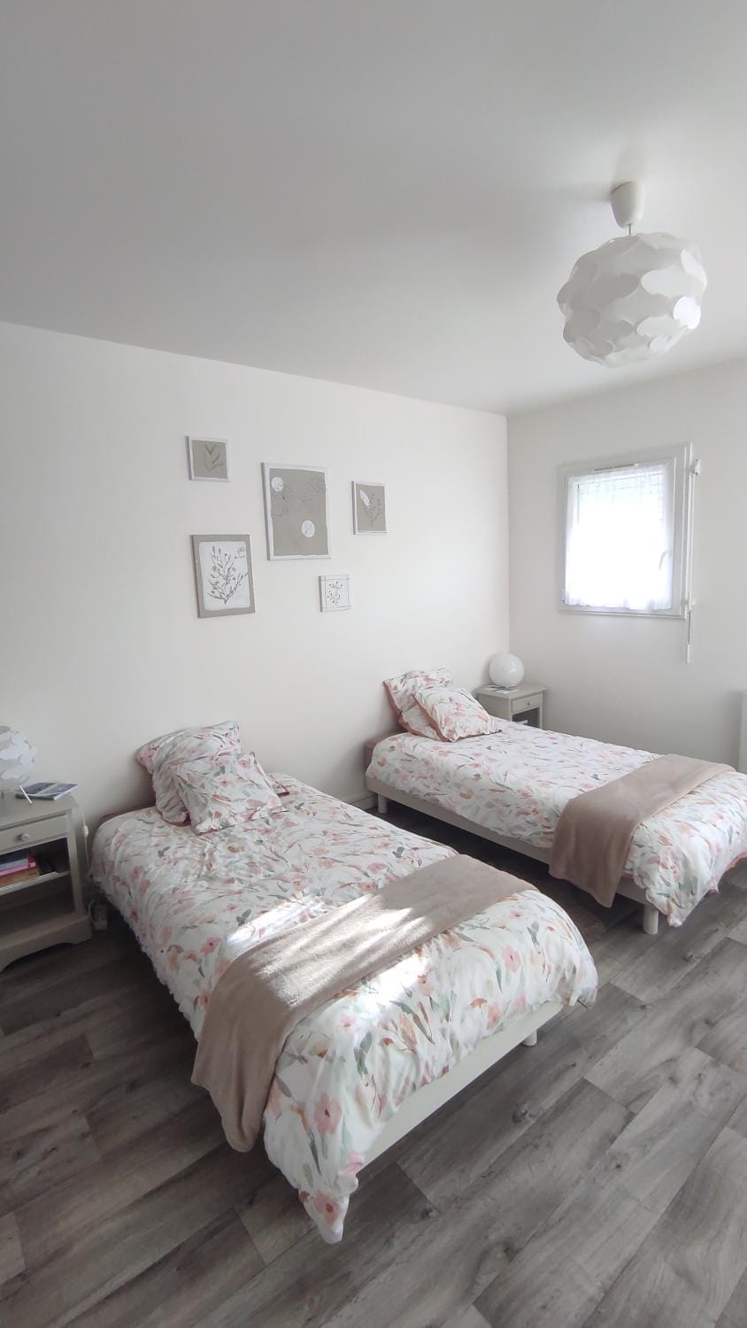 Bed, Photo of the whole room, Bedroom, internet