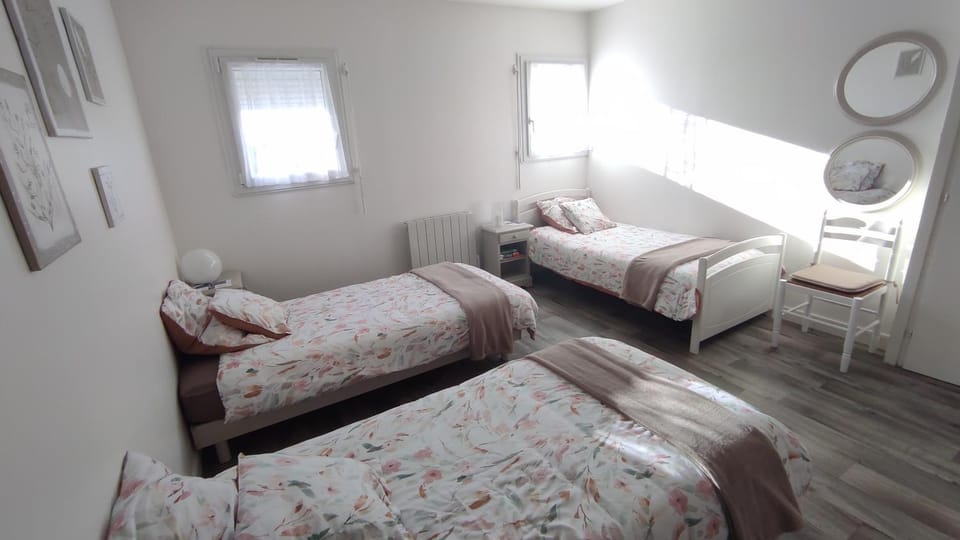 Bed, Photo of the whole room, Bedroom, internet