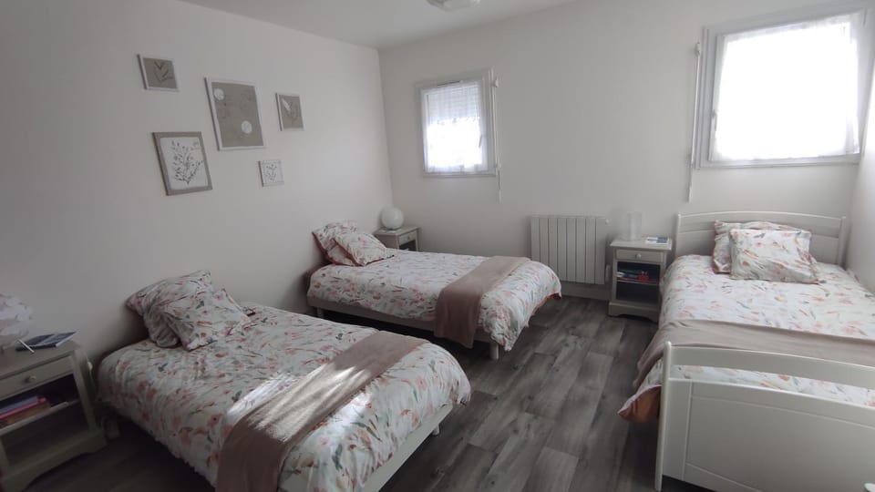 Bed, Photo of the whole room, Bedroom, internet