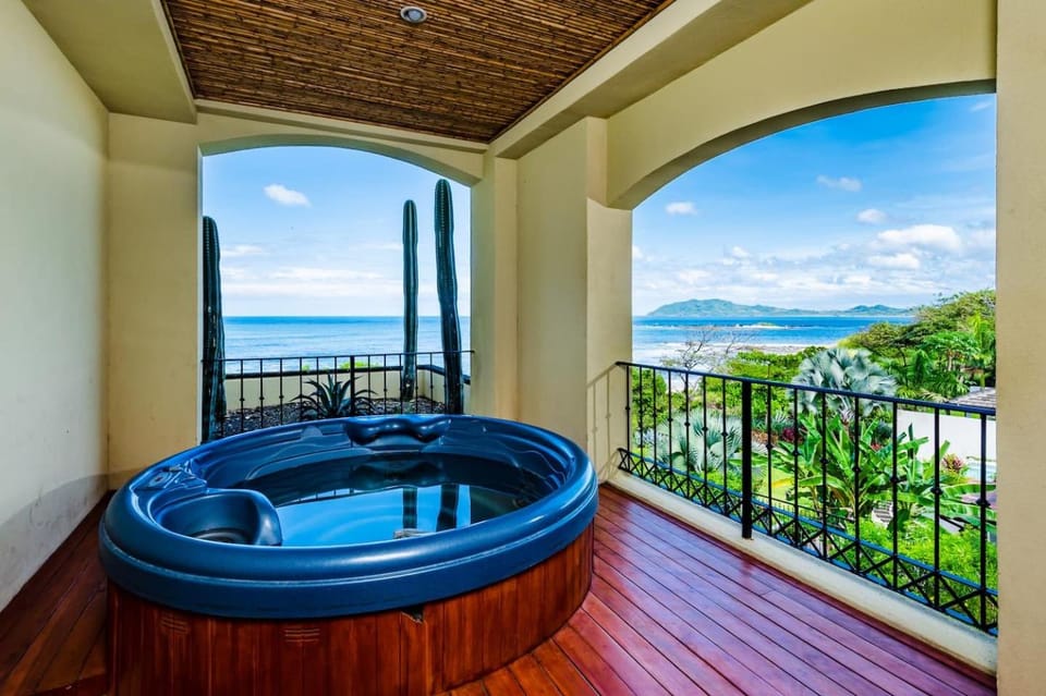 Beachfront Oceanview Private Jacuzzi & Full ktcn Apartment hotel in Playa Langosta