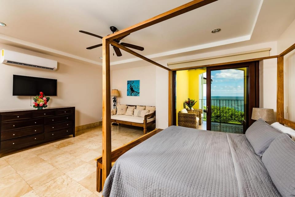 Beachfront Oceanview Private Jacuzzi & Full ktcn Apartment hotel in Playa Langosta