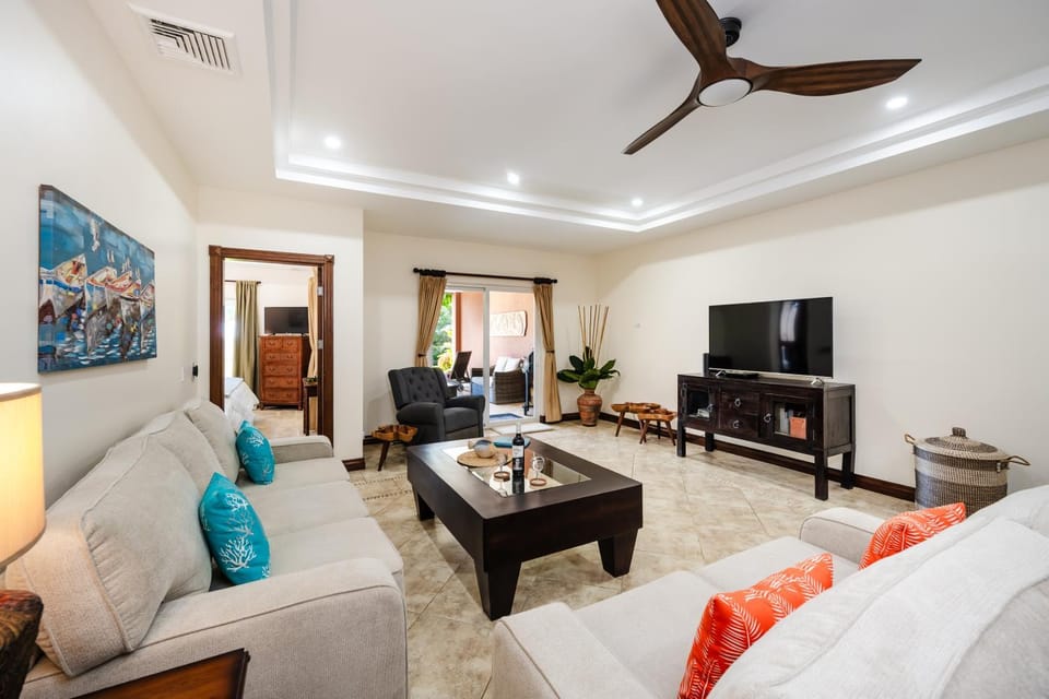 Beachfront Easy Beach access, security & cameras Apartment hotel in Playa Langosta