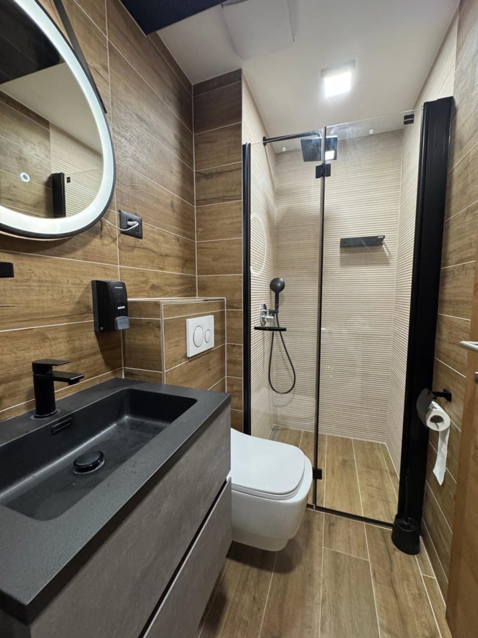 Shower, Toilet