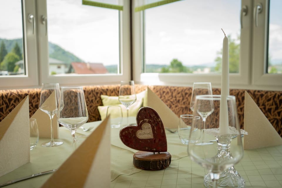 Restaurant/places to eat, Food and drinks, Seating area, Food