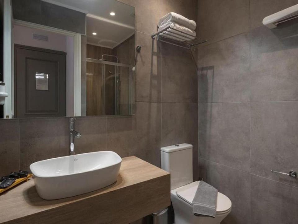 Shower, Toilet, Bathroom, towels