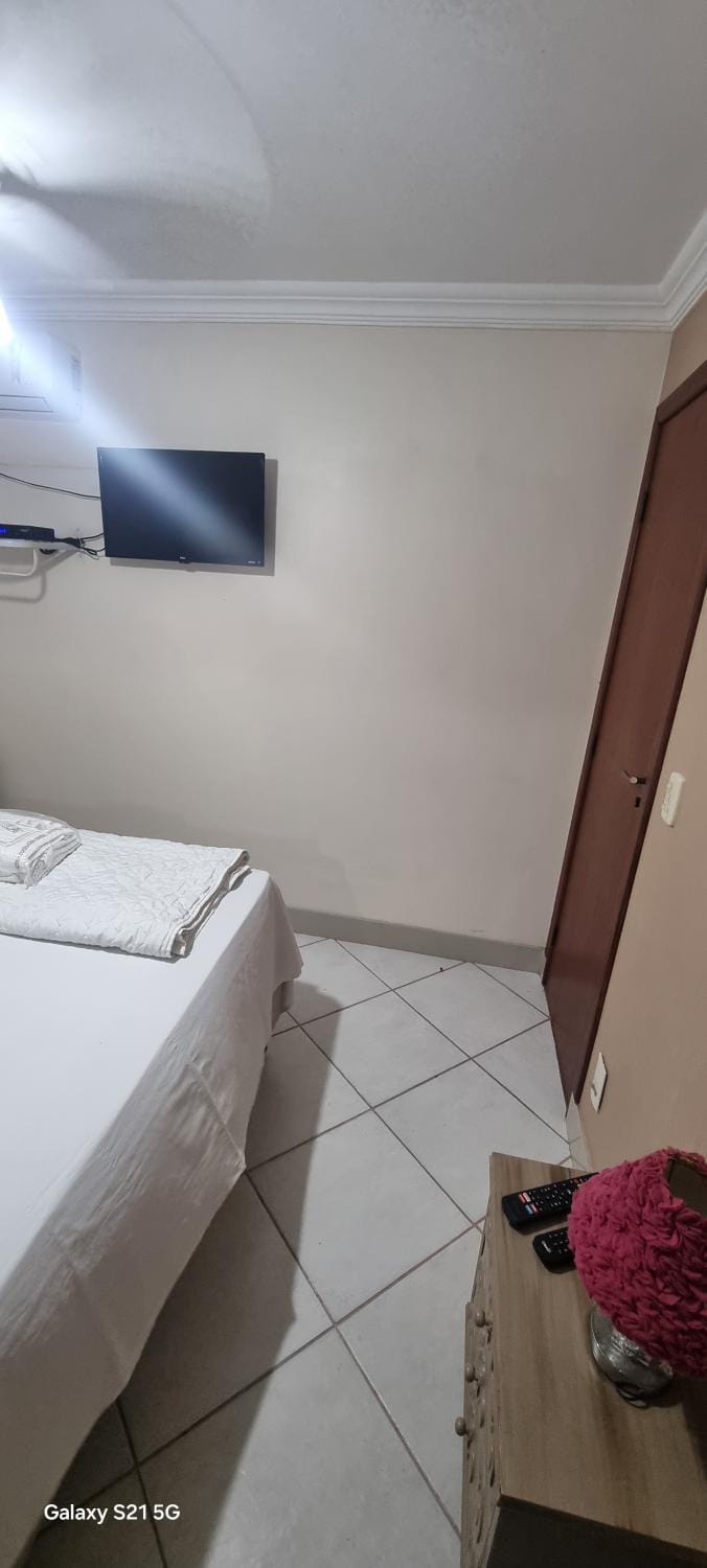 Bed, TV and multimedia, Bedroom, Breakfast