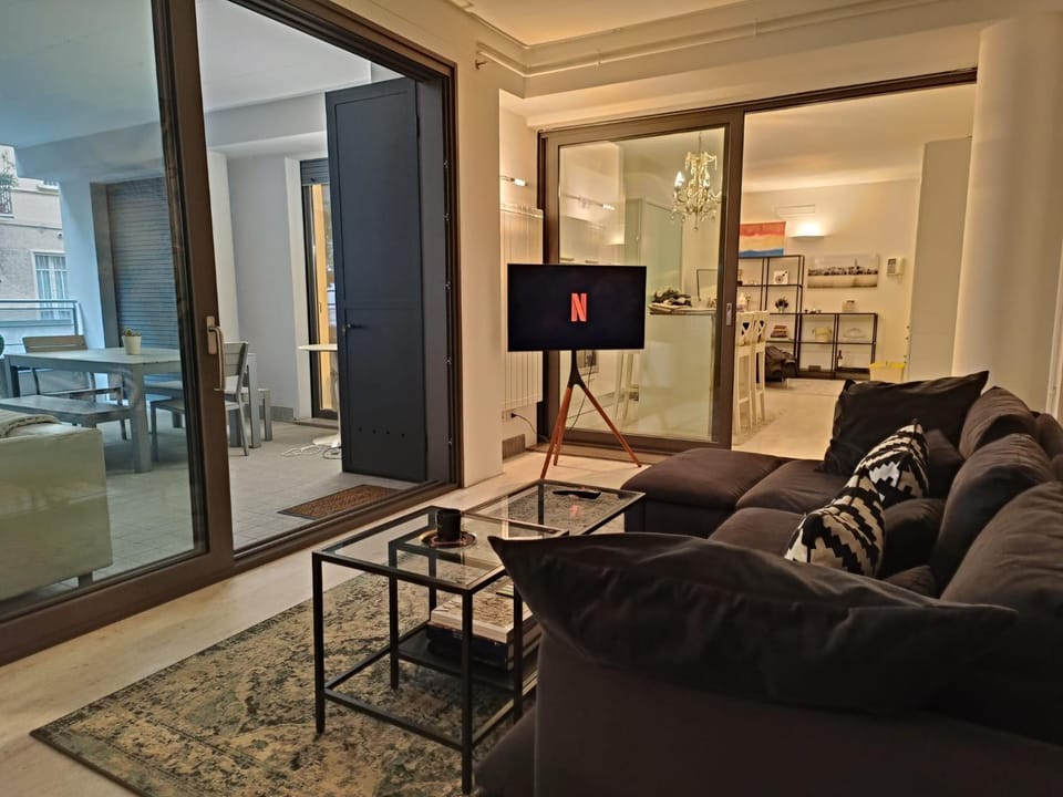 TV and multimedia, Living room, Seating area, Dining area