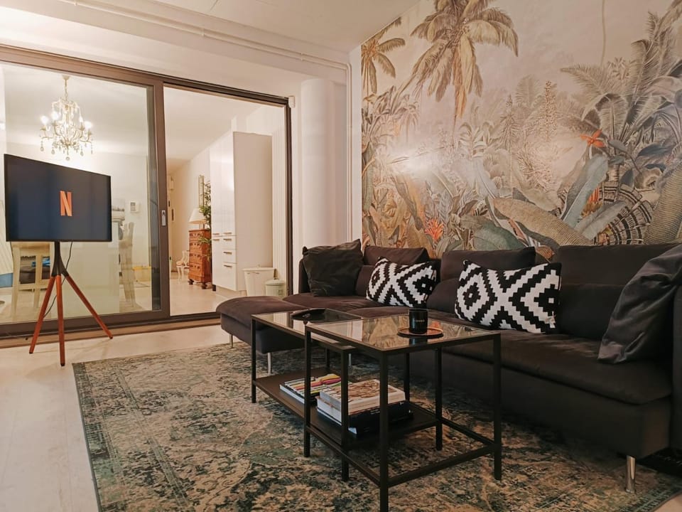 TV and multimedia, Living room, Decorative detail, Seating area