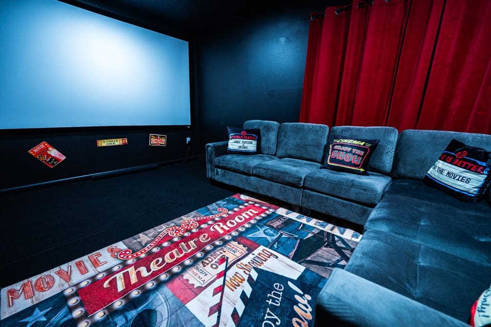 Cortez Chic! Private Heated Pool home, Cinema Room! House in Bradenton