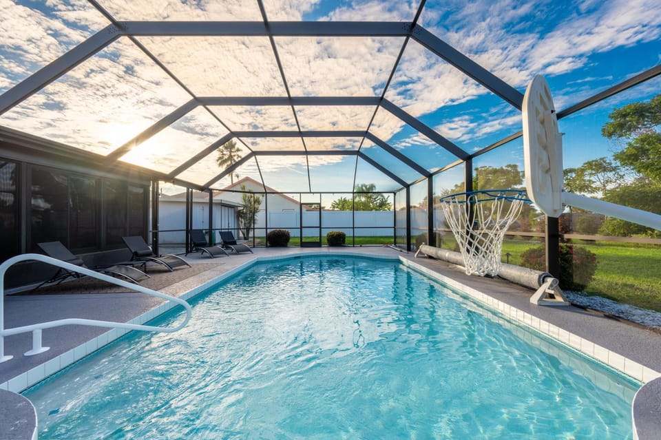 Cortez Chic! Private Heated Pool home, Cinema Room! House in Bradenton