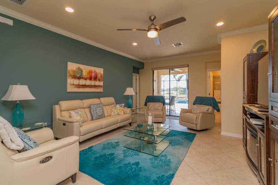 128 Sweet Tree! Lakeside home with private pool located in River Strand Golf & CC House in Tampa Bay