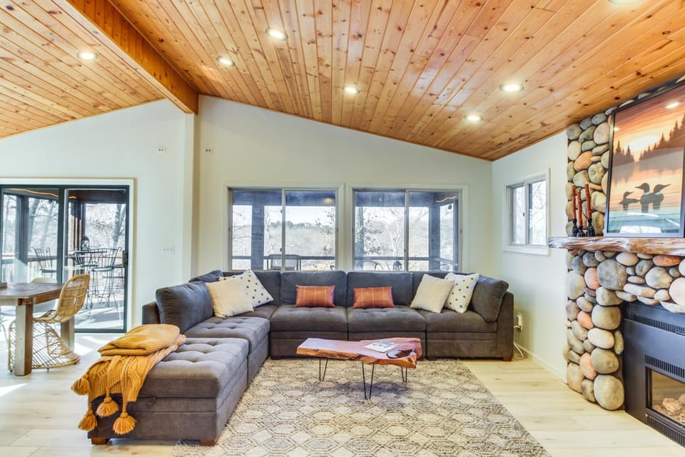 Lakefront Nisswa Home w/ Deck & Screened Porch House in Lake Shore
