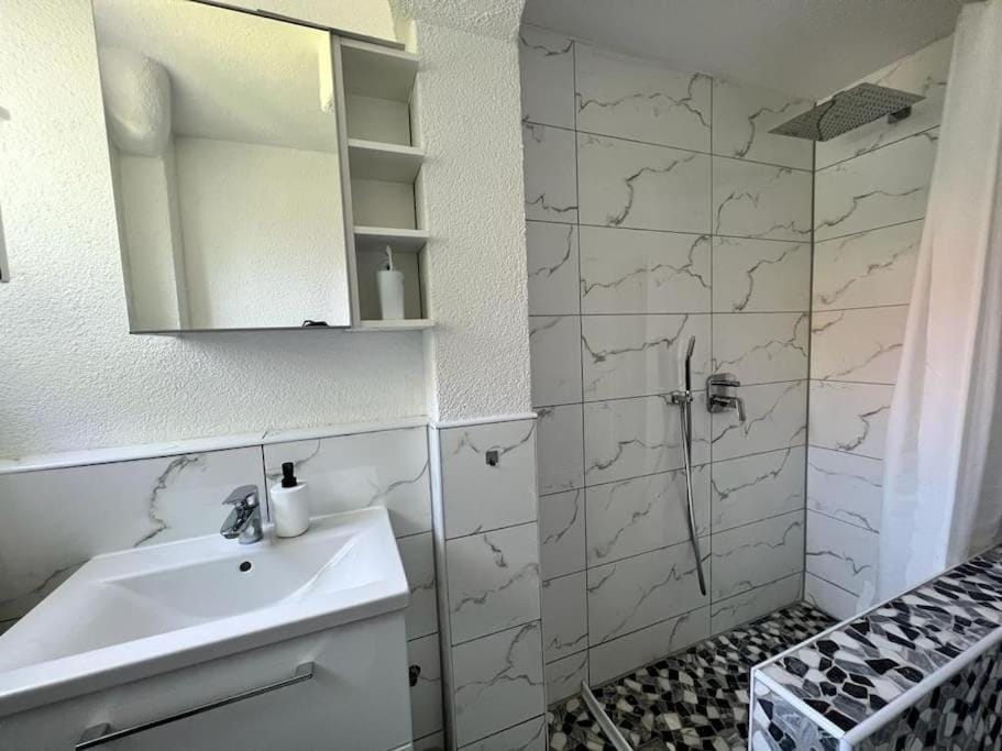Shower, Bathroom, towels