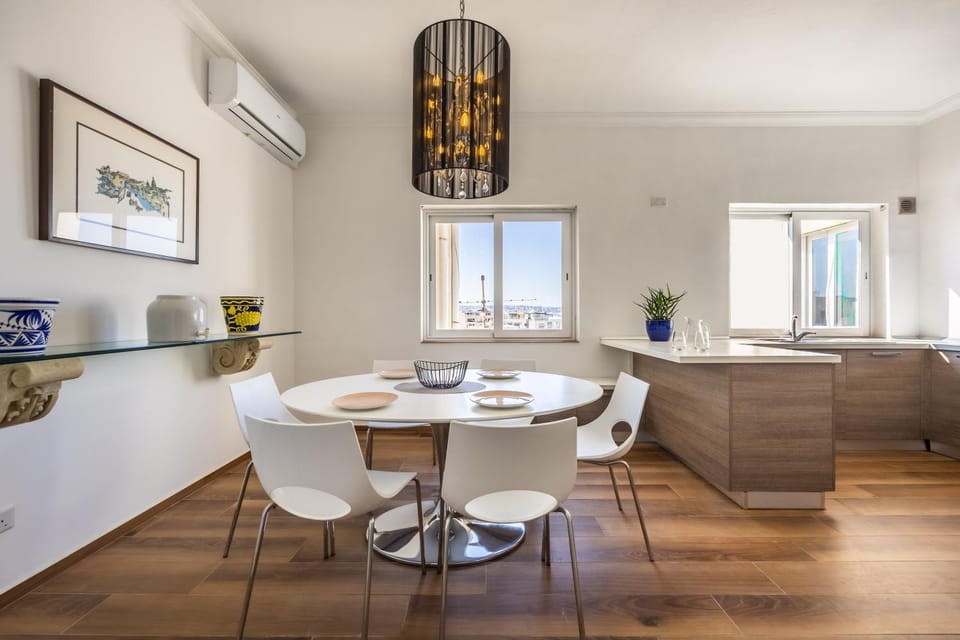 Kitchen or kitchenette, air conditioner