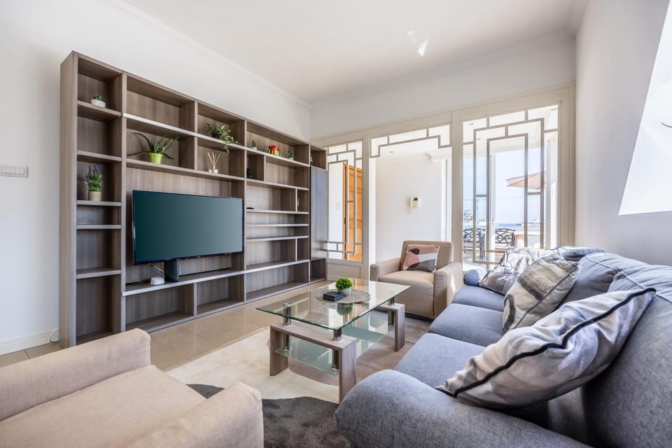 TV and multimedia, Living room, Seating area, Evening entertainment