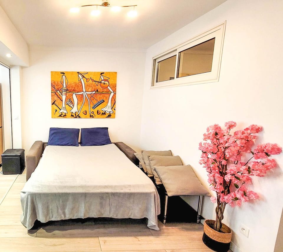 Bed, Photo of the whole room, Decorative detail, Seating area