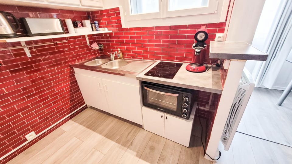 Coffee/tea facilities, Kitchen or kitchenette, microwave, stove