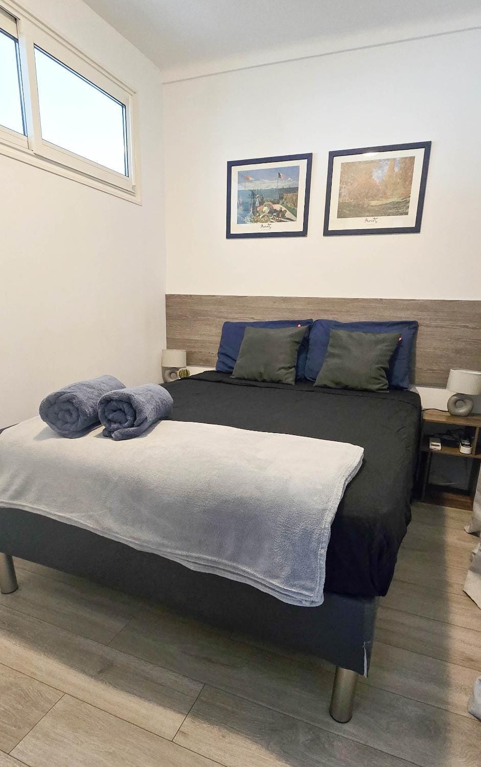 Bed, Photo of the whole room, Decorative detail, Bedroom, towels