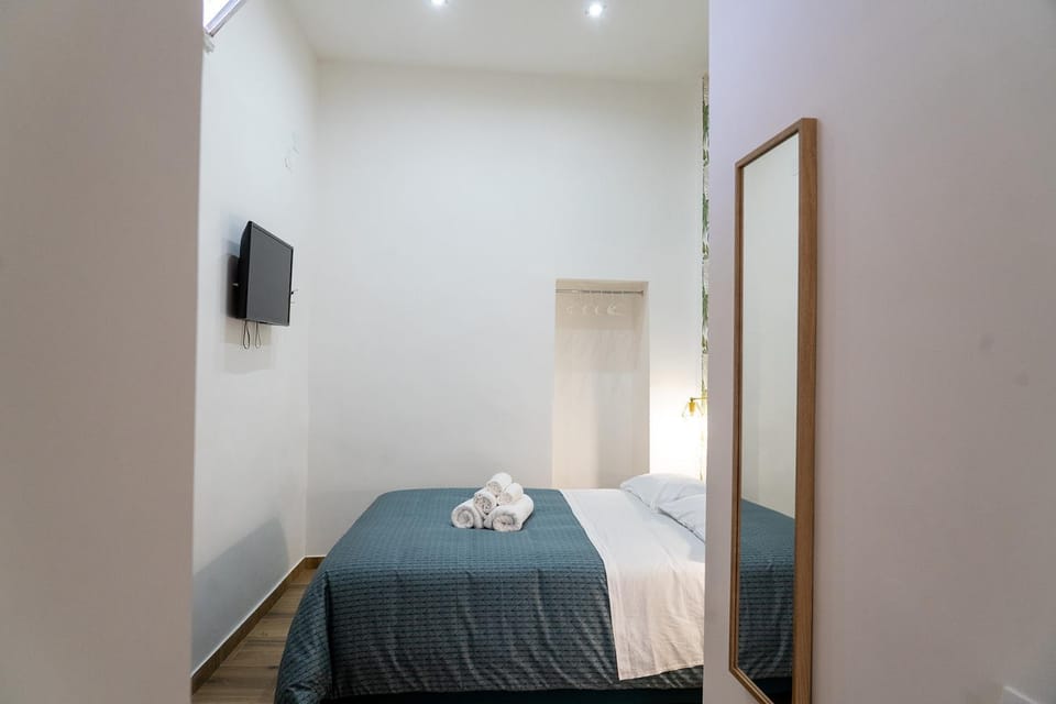 Bed, TV and multimedia, Bedroom