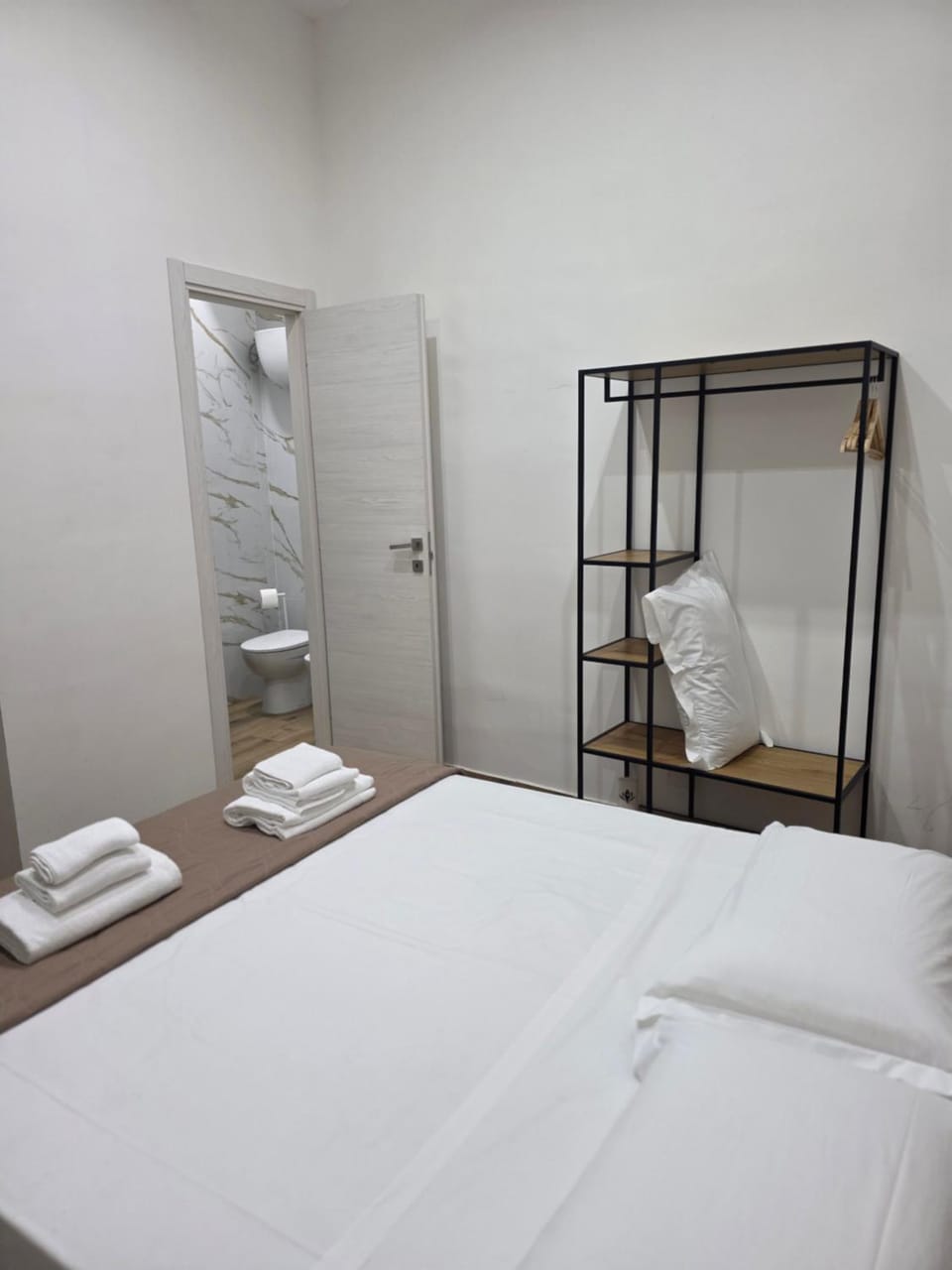 Bed, Bathroom, Photo of the whole room, Bedroom, towels