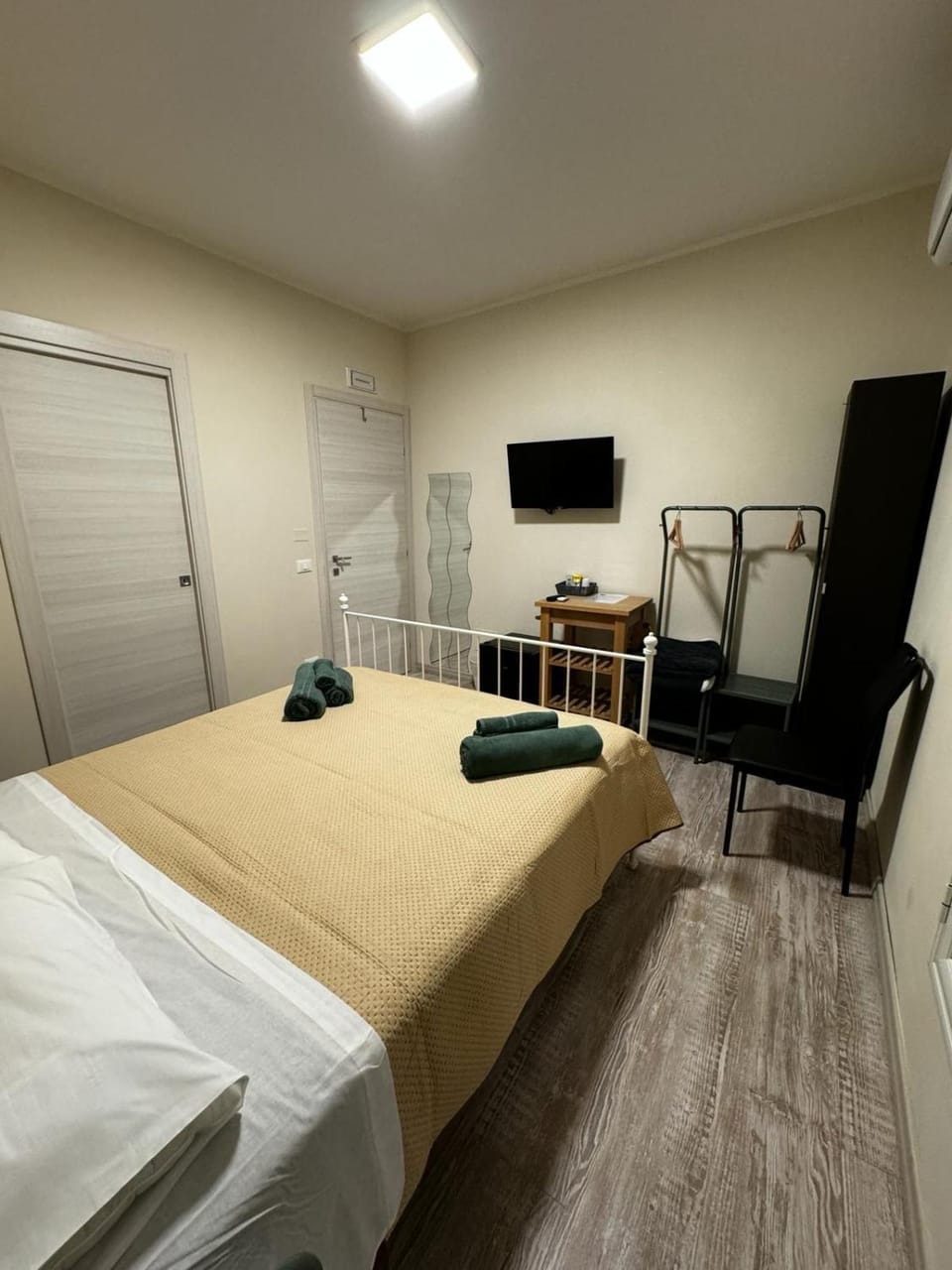 Bed, TV and multimedia, Photo of the whole room, Bedroom, hair dresser, towels