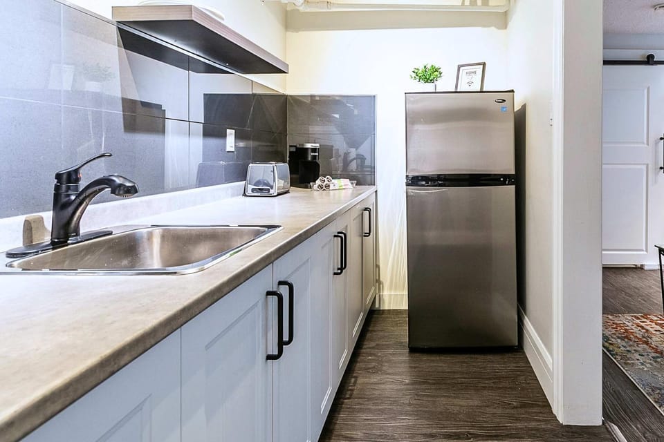 Basement Suite near Corktown Pub & GO Station Apartment in Hamilton