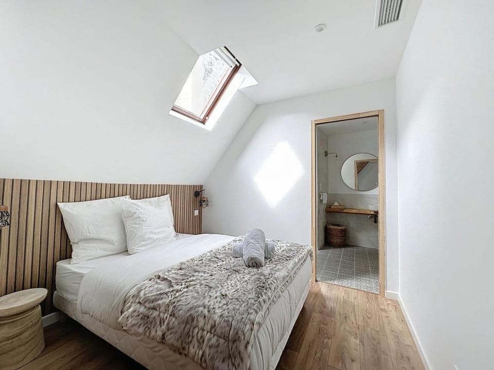 Bed, Photo of the whole room, Bedroom