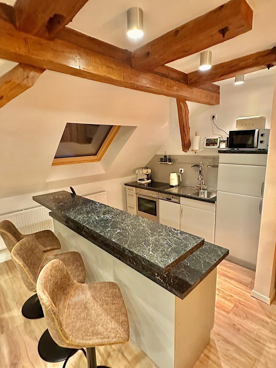 Kitchen or kitchenette, minibar, stove
