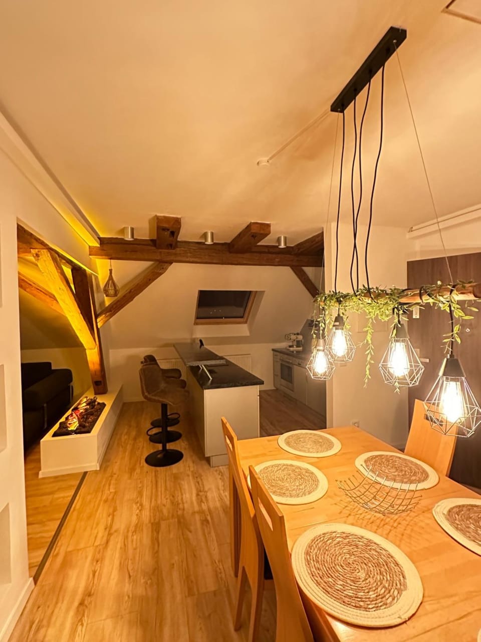 Seating area, Dining area, Food