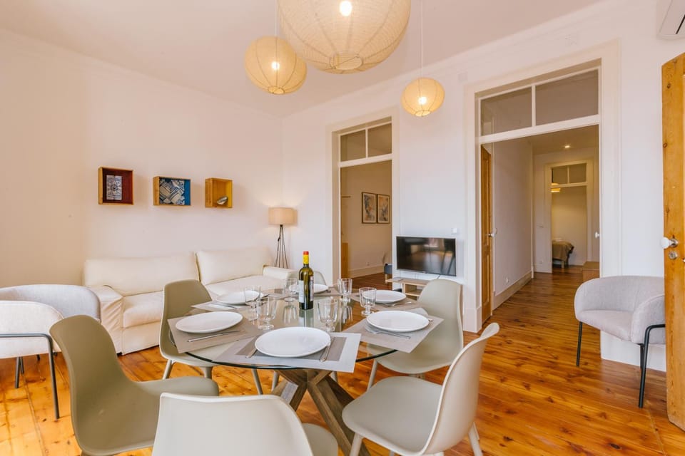 TV and multimedia, Living room, Seating area, Dining area