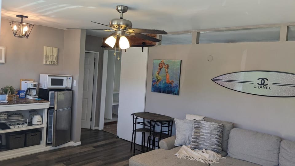 Kitchen or kitchenette, Dining area, minibar, oven