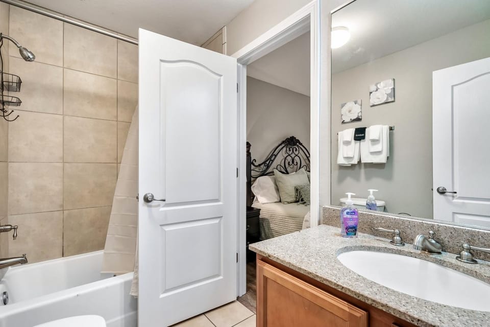 Luxury Condo, Sleeps 6, 3.2 Miles to Dollywood Apartment in Pigeon Forge