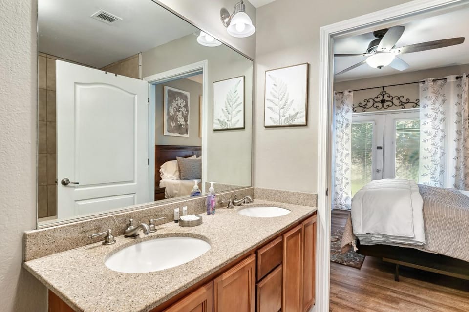 Luxury Condo, Sleeps 6, 3.2 Miles to Dollywood Apartment in Pigeon Forge