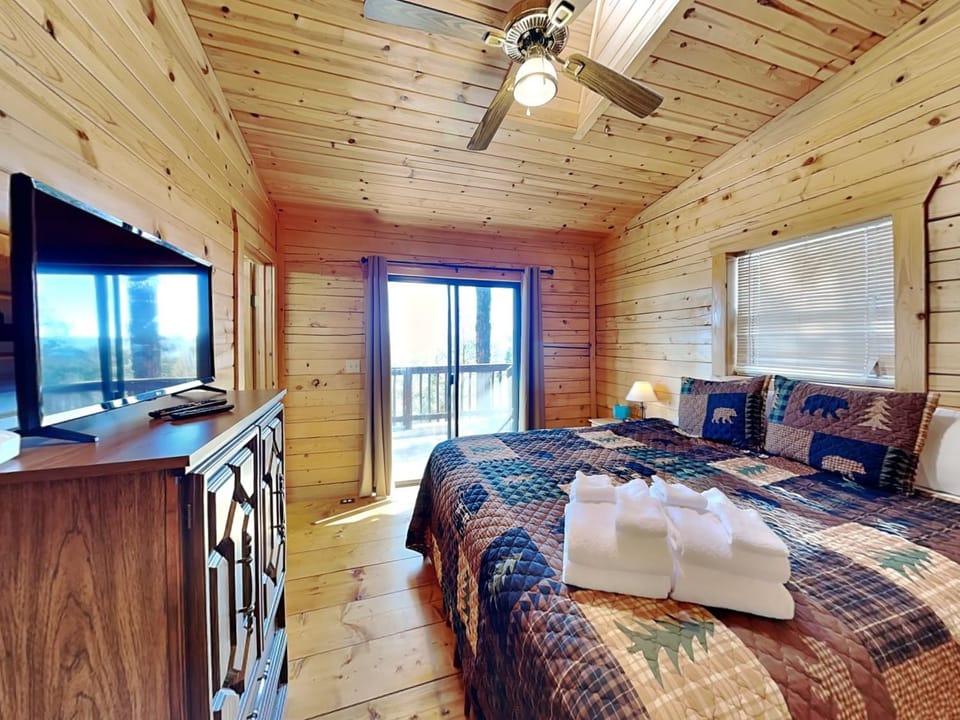 Bed, TV and multimedia, Balcony/Terrace, Bedroom, towels